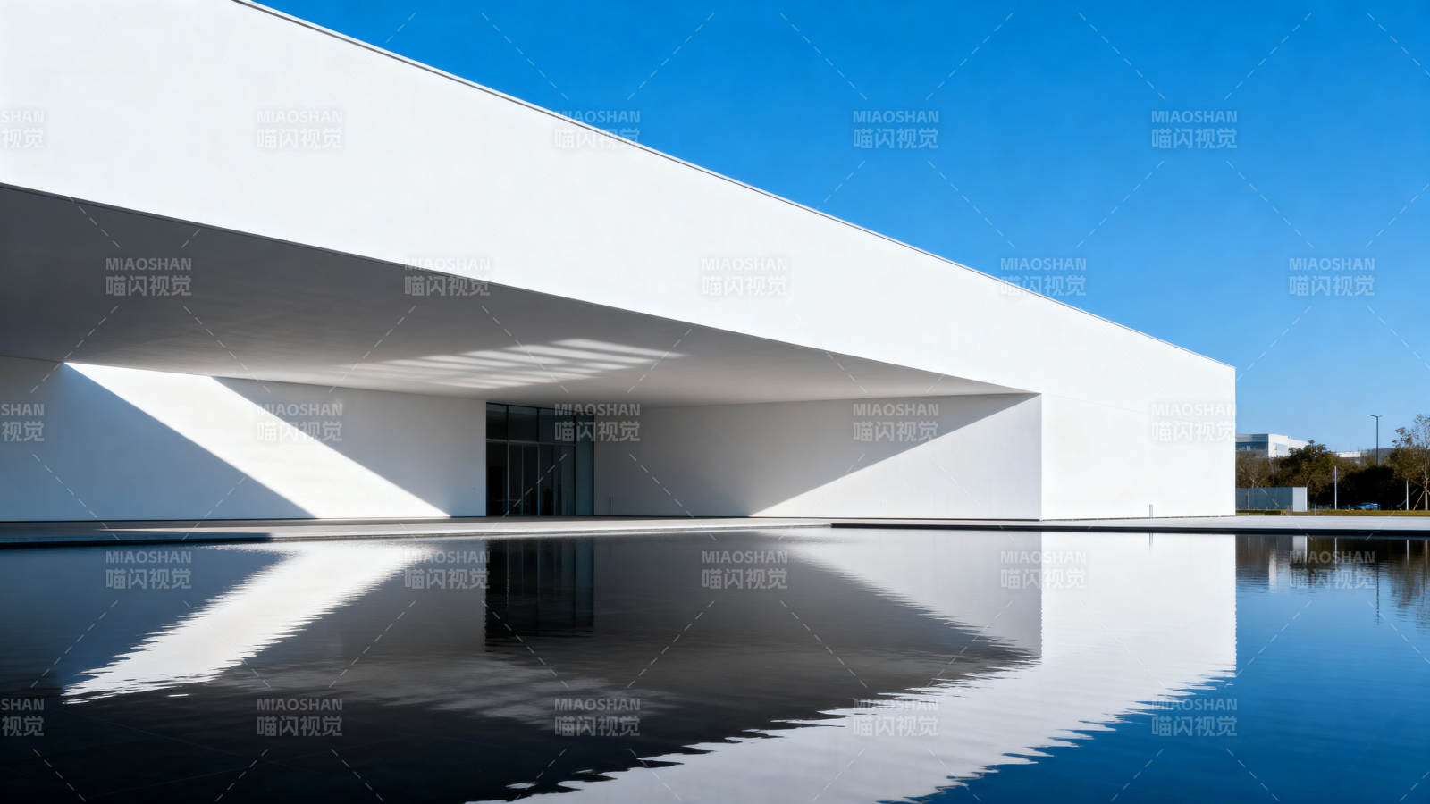 极简白色建筑与倒影图片