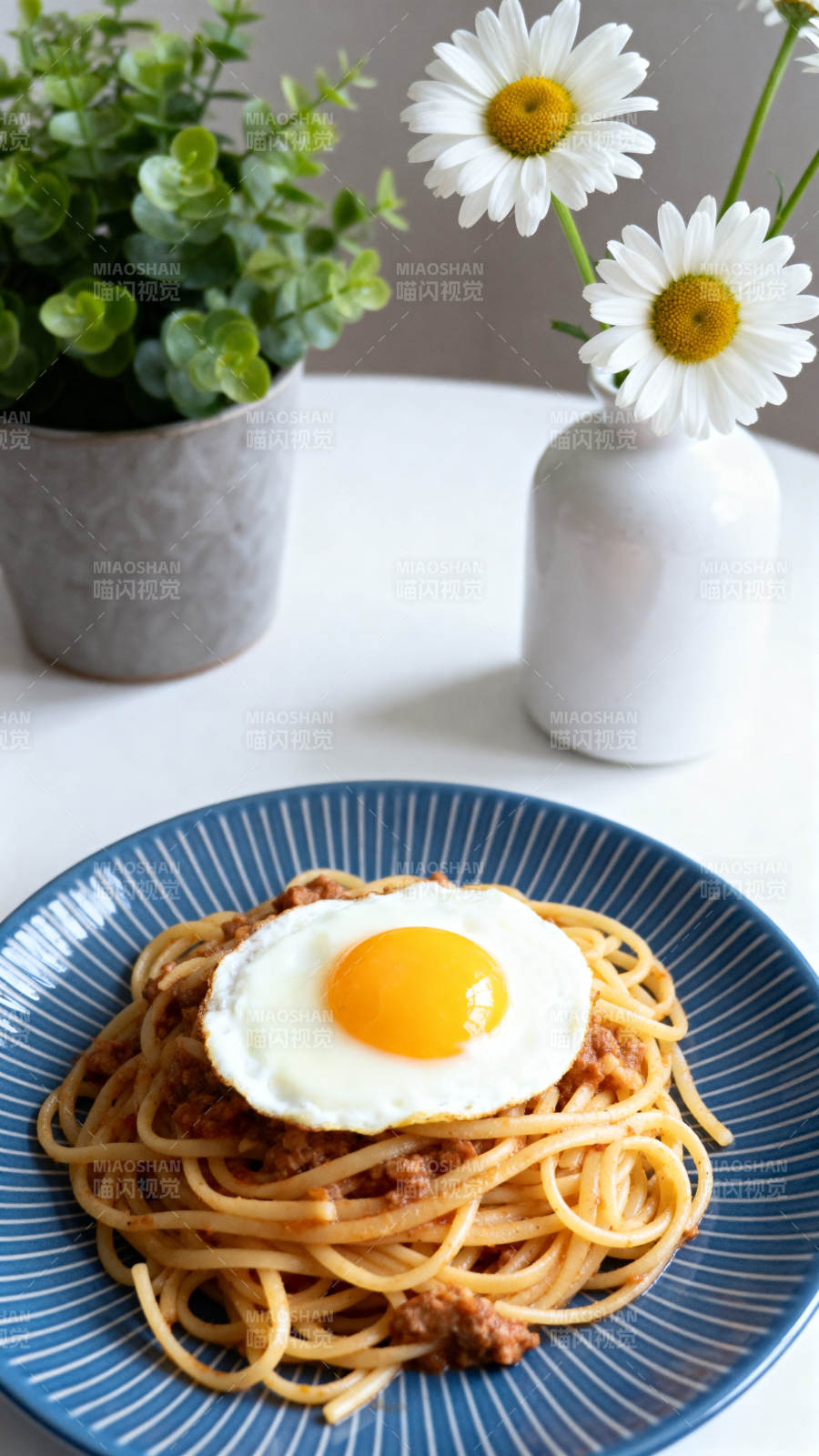 意面煎蛋早餐美食图片
