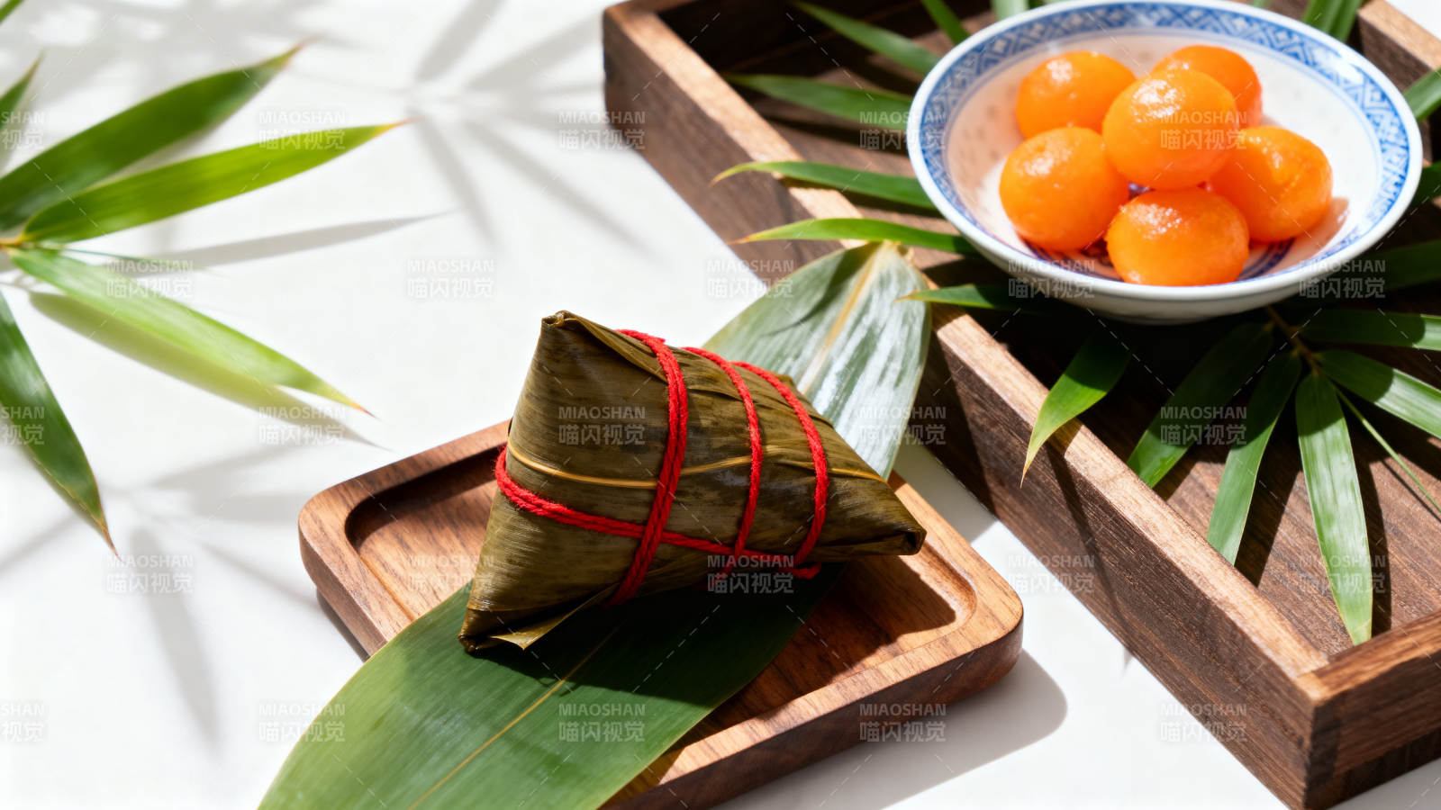 端午节粽子与咸蛋黄图片