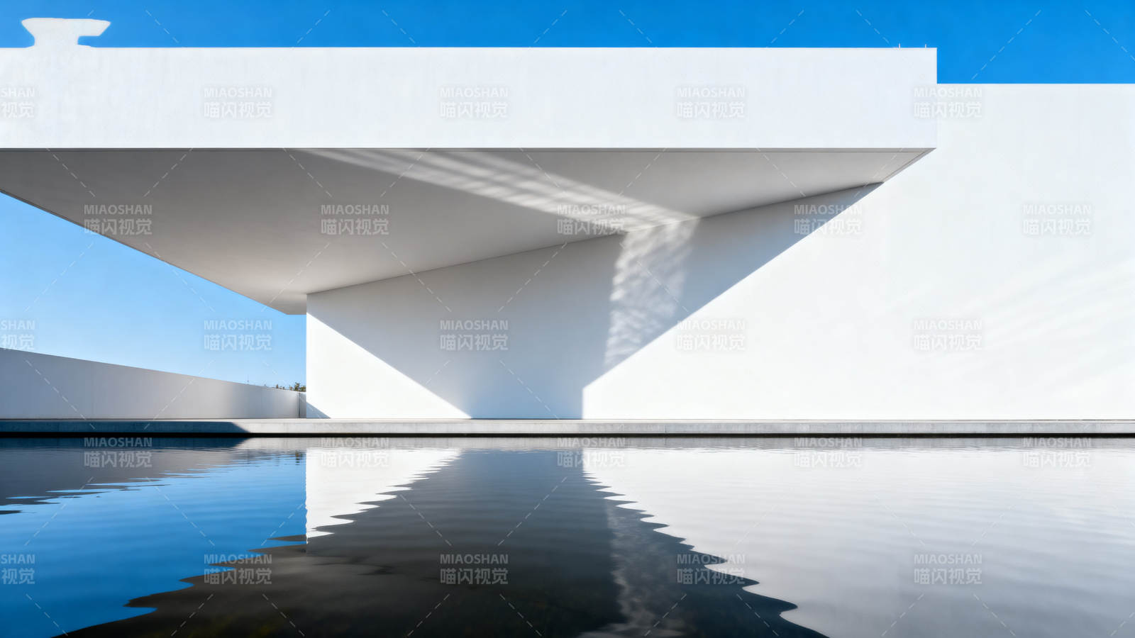 极简建筑与水面倒影图片