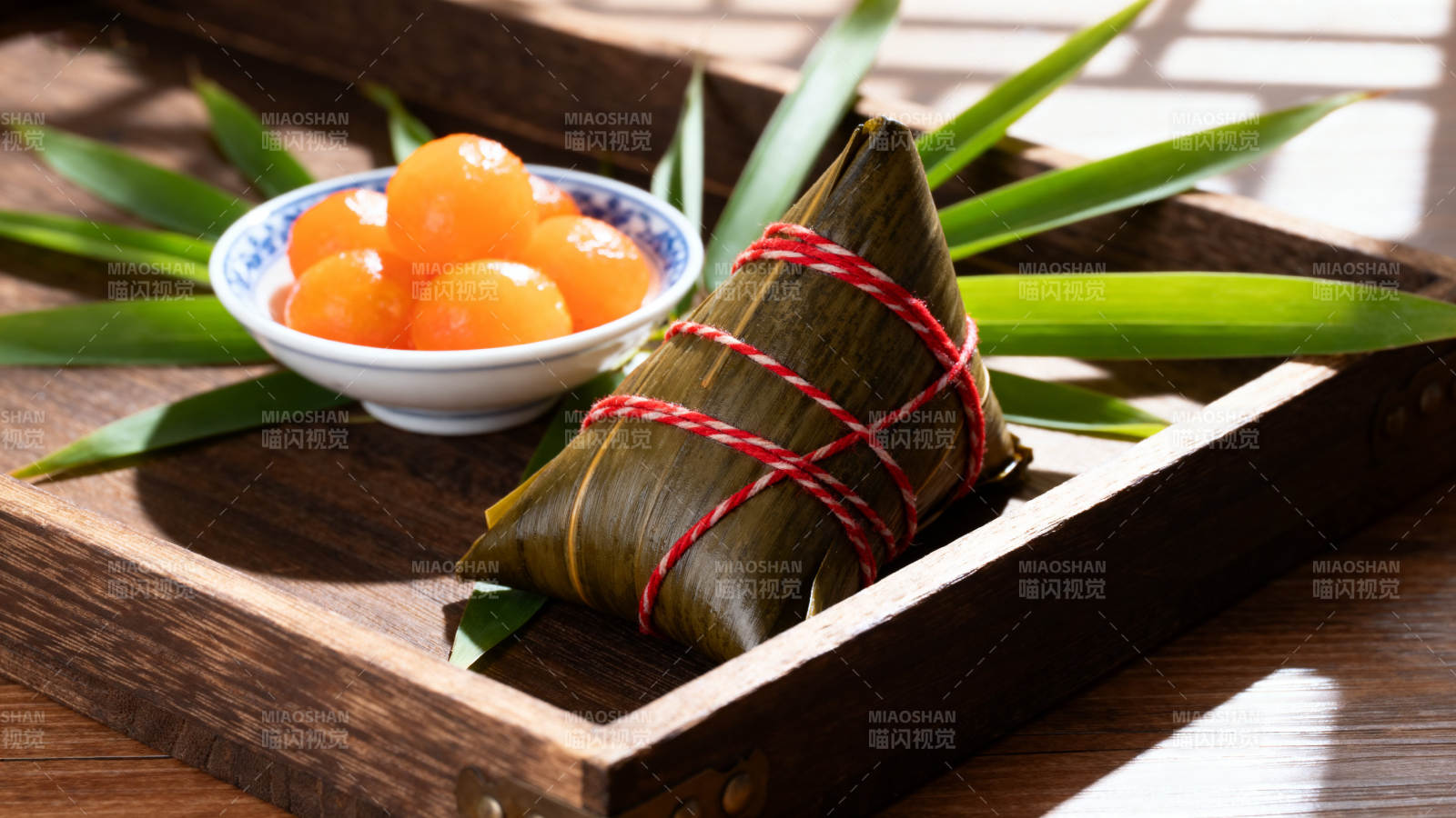 端午节粽子与咸蛋黄图片