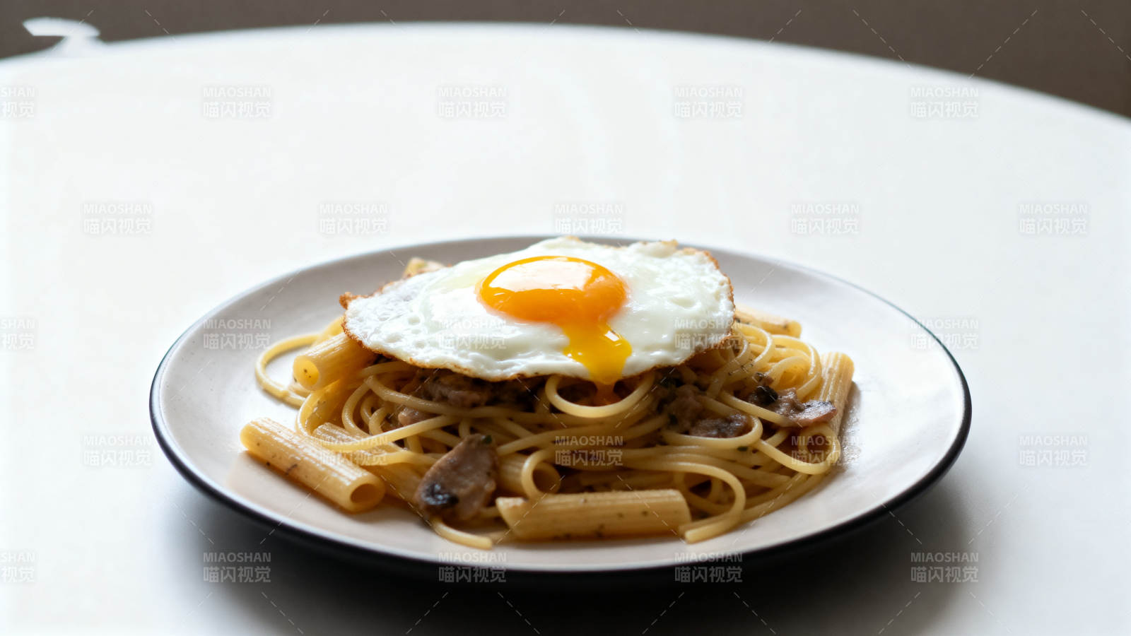 意面煎蛋蘑菇料理图片