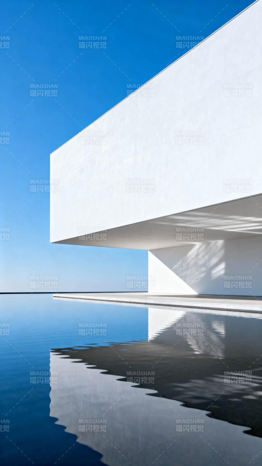 极简建筑与水面倒影图片