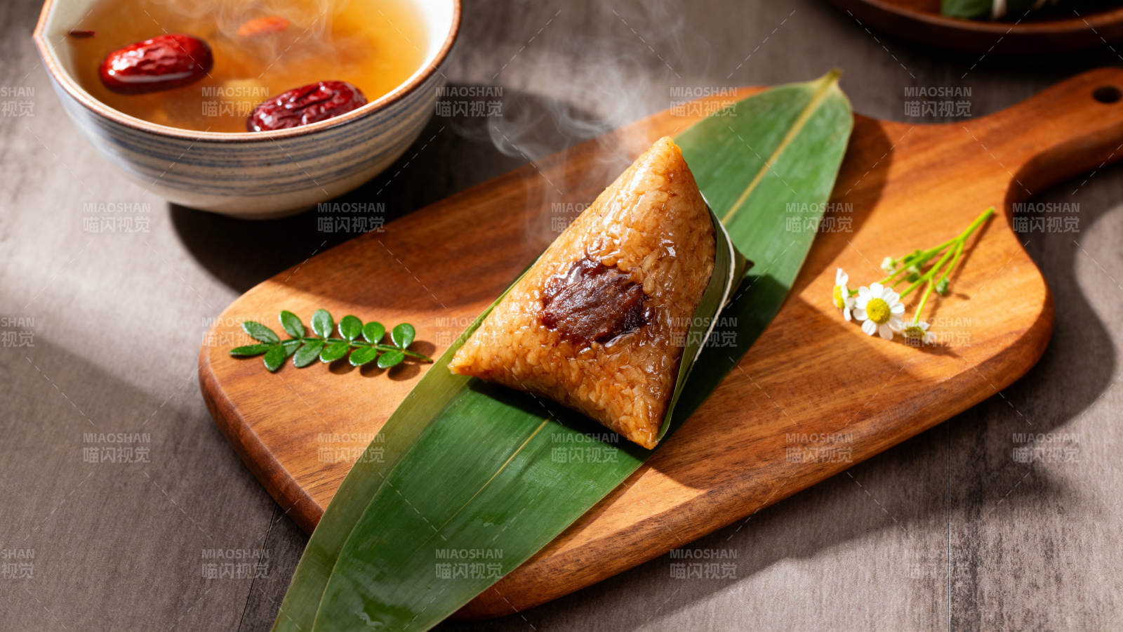 热气腾腾的粽子与红枣汤图片