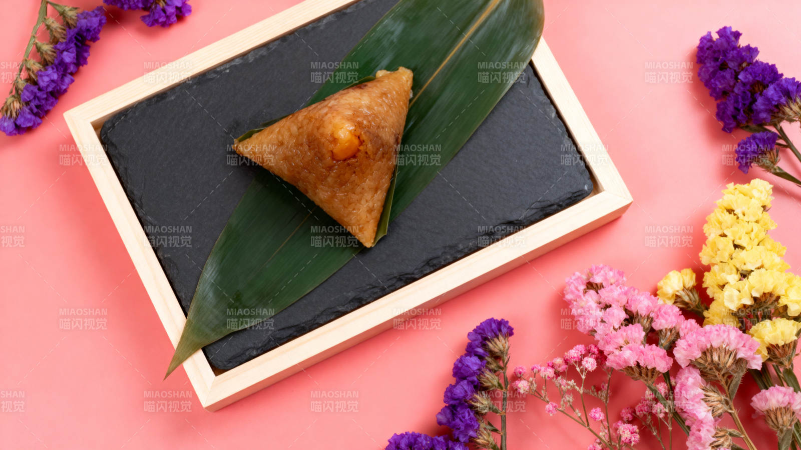 端午节粽子与花的搭配图片