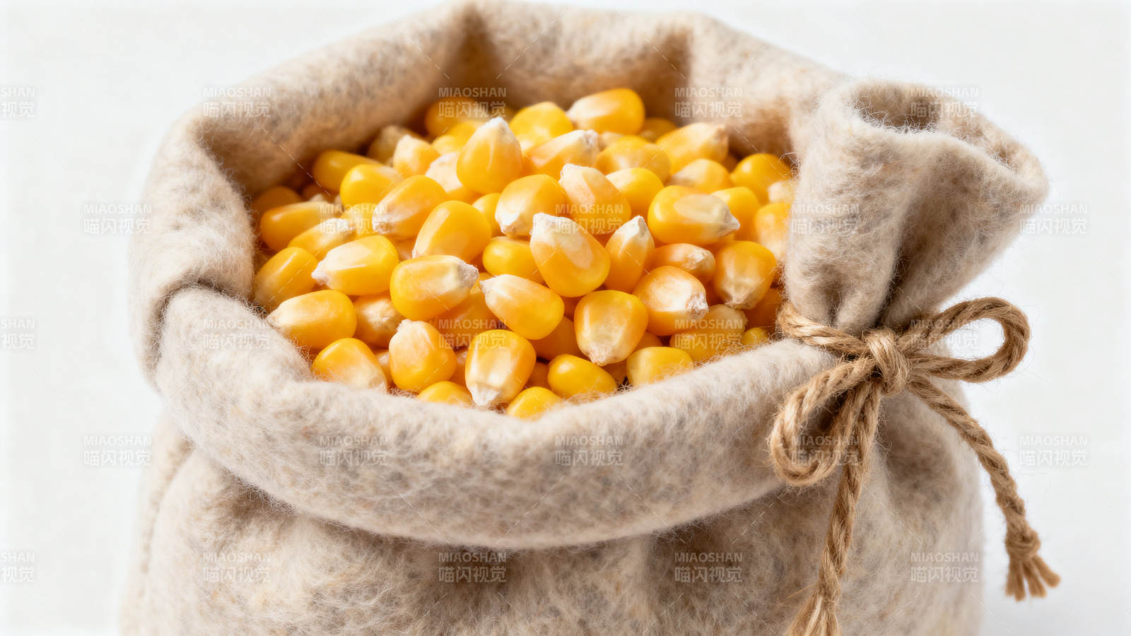 玉米粒装在布袋里图片