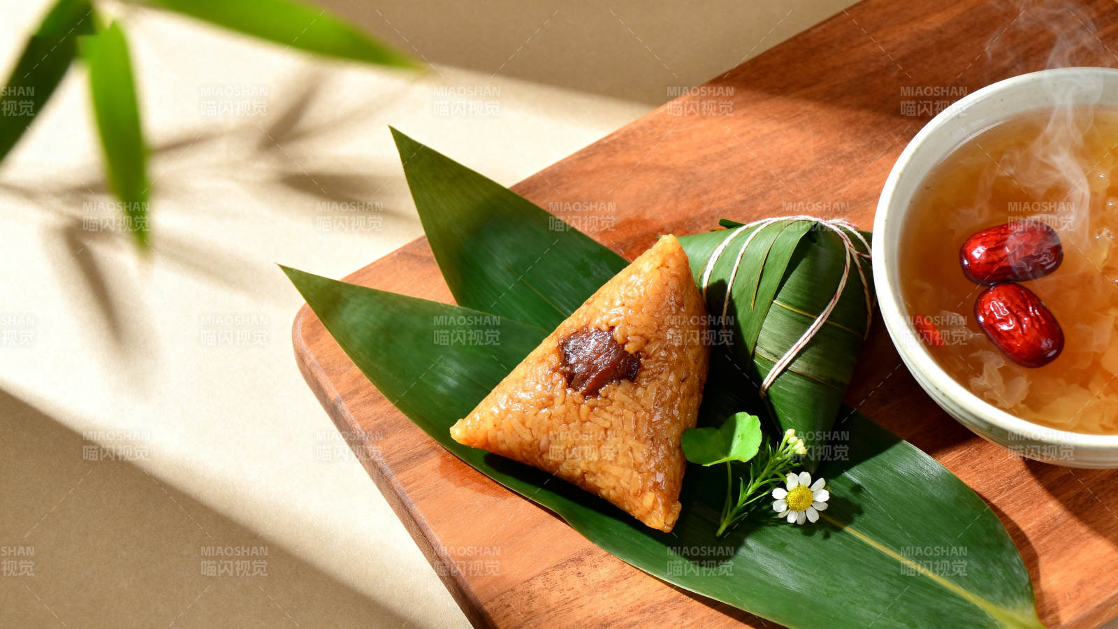 端午节粽子与红枣汤图片