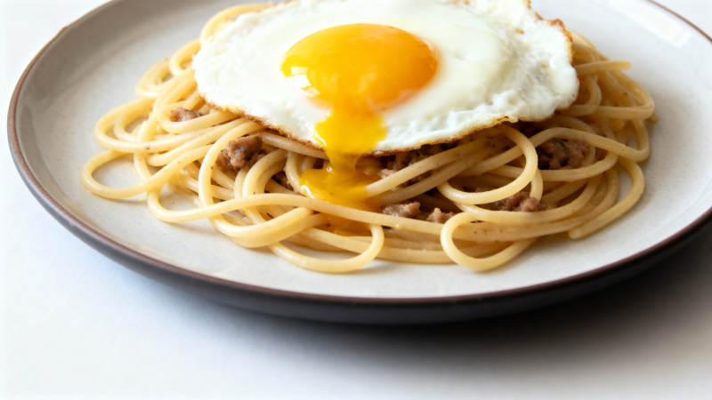 意面煎蛋早餐盘图片