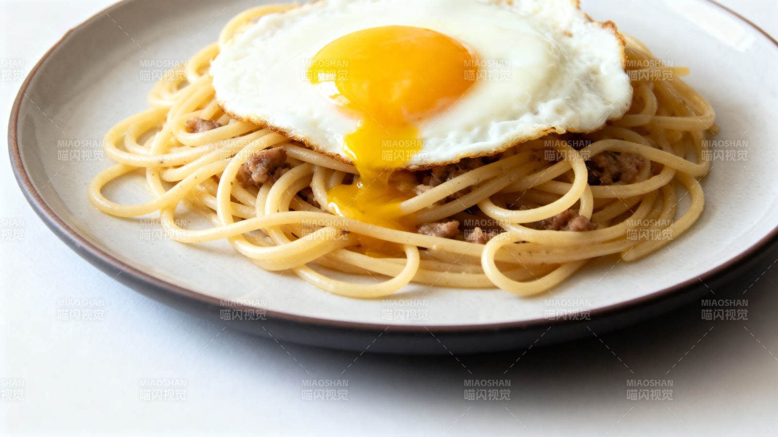 意面煎蛋早餐盘图片