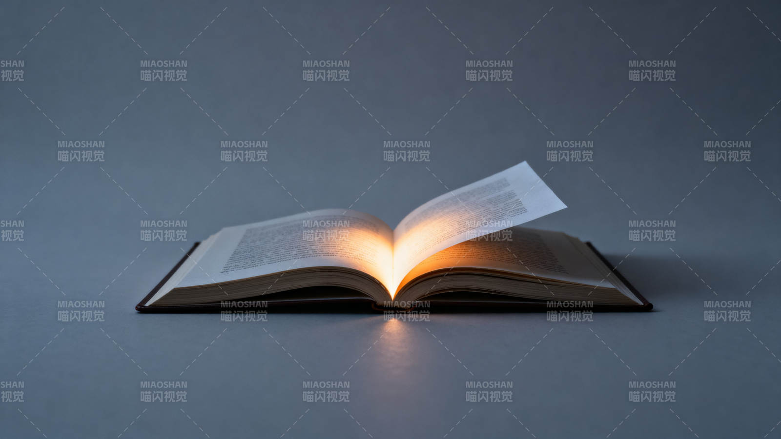 书本发光神秘意境图片