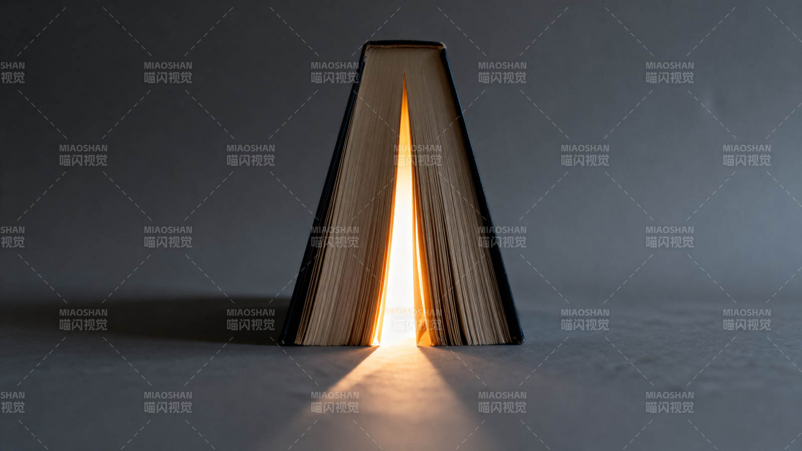 书本中的光之通道图片