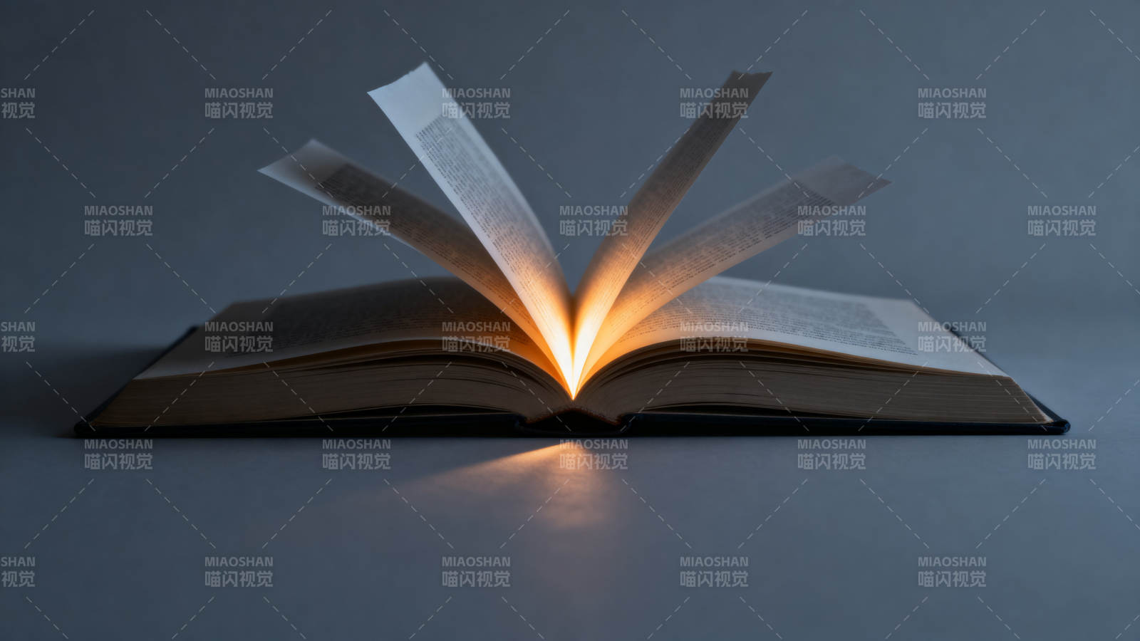 书本中的光图片