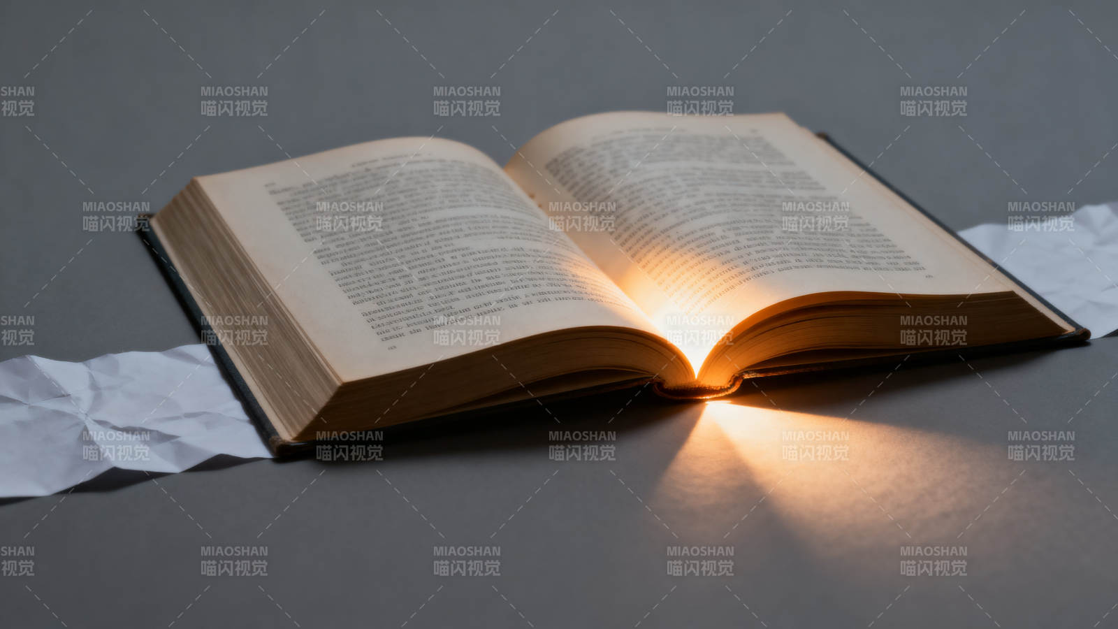 书本散发光芒知识力量图片