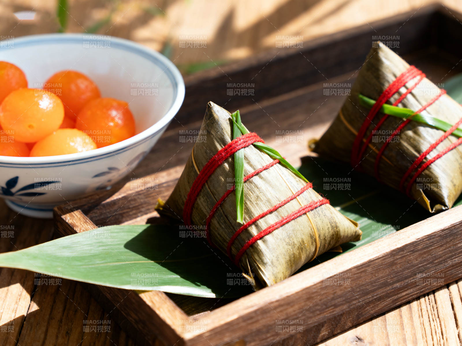 端午节粽子与咸蛋黄图片