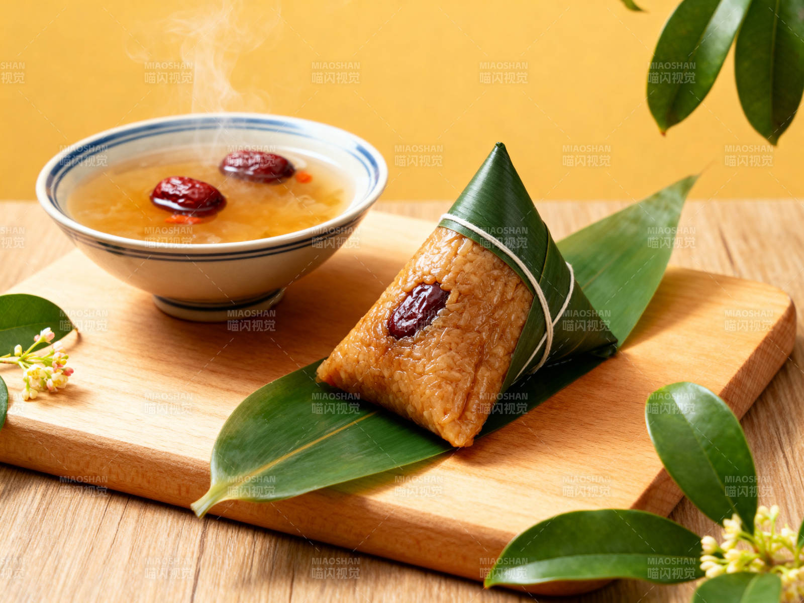 端午节粽子与红枣汤图片