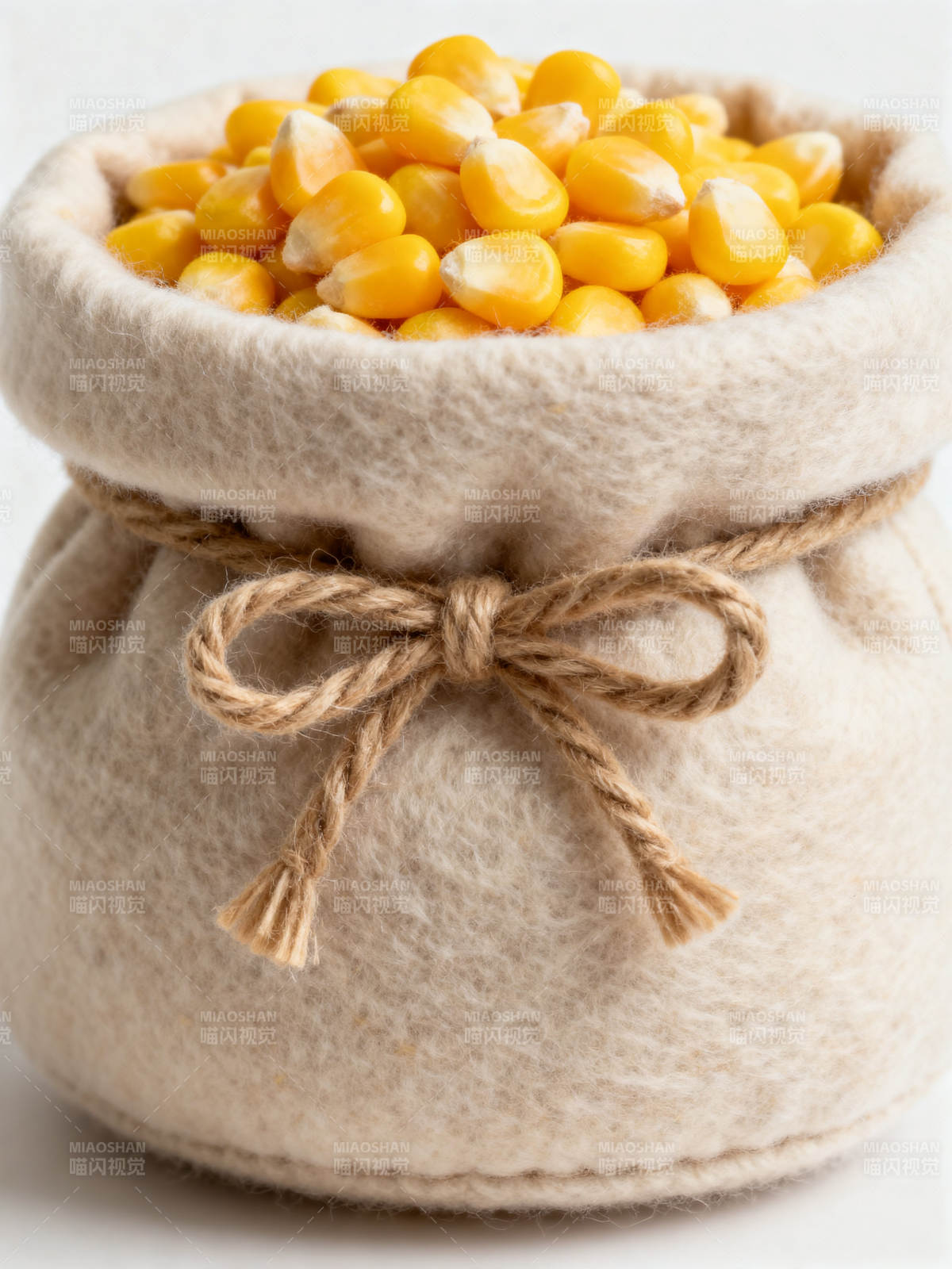 玉米粒装在布袋里图片