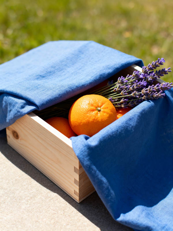 木盒中的橙子与薰衣草图片