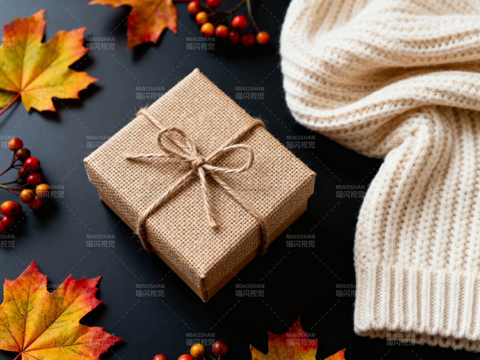 秋季礼物与针织围巾图片