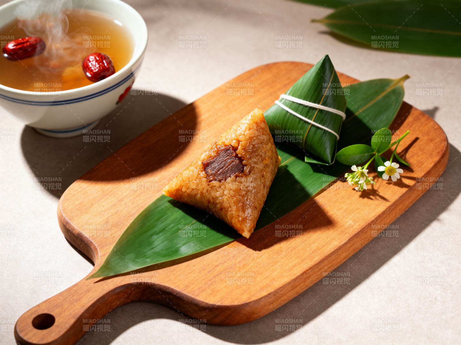 端午节粽子与红枣茶图片