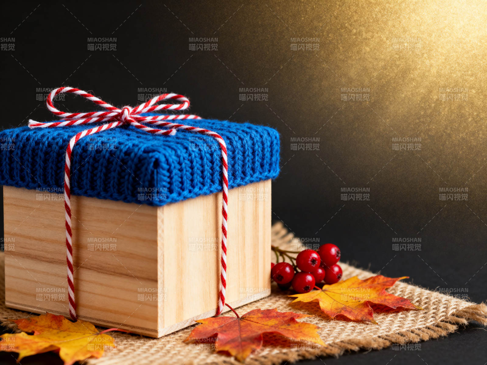 秋季礼物盒与自然元素图片