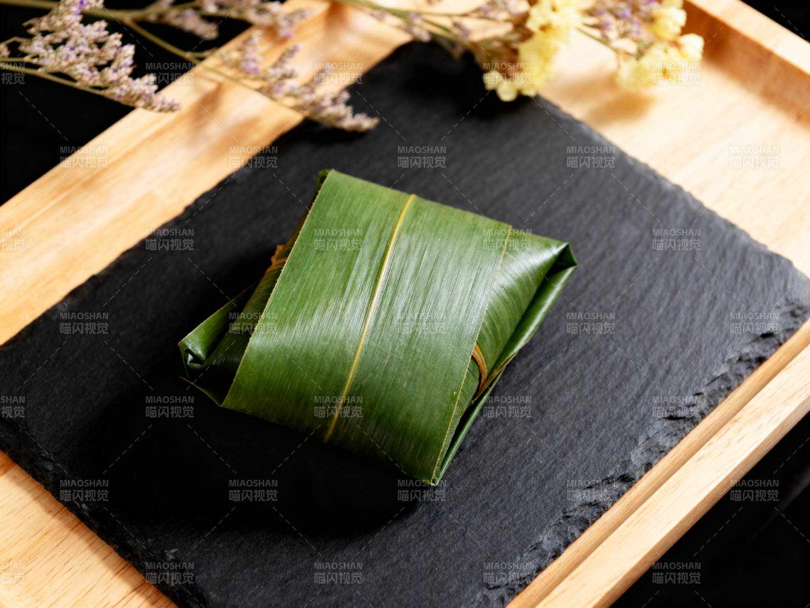 绿叶包裹的方形食物图片