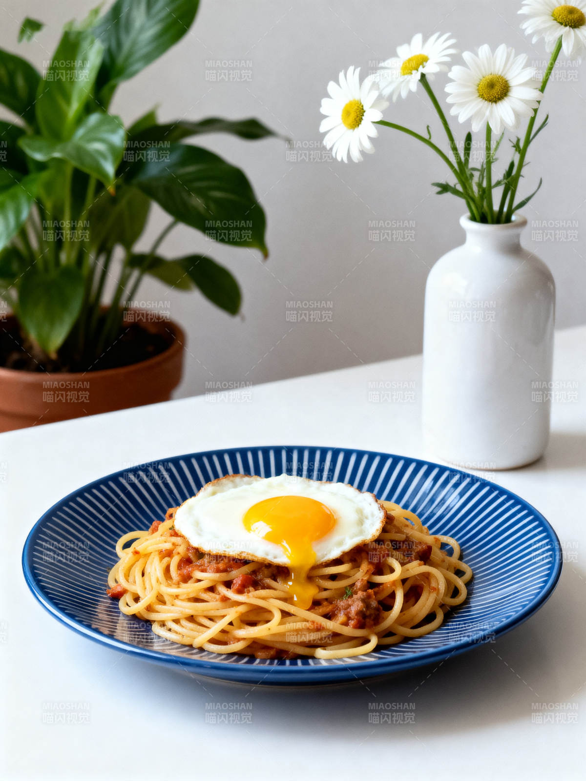 意面煎蛋家常美食图片