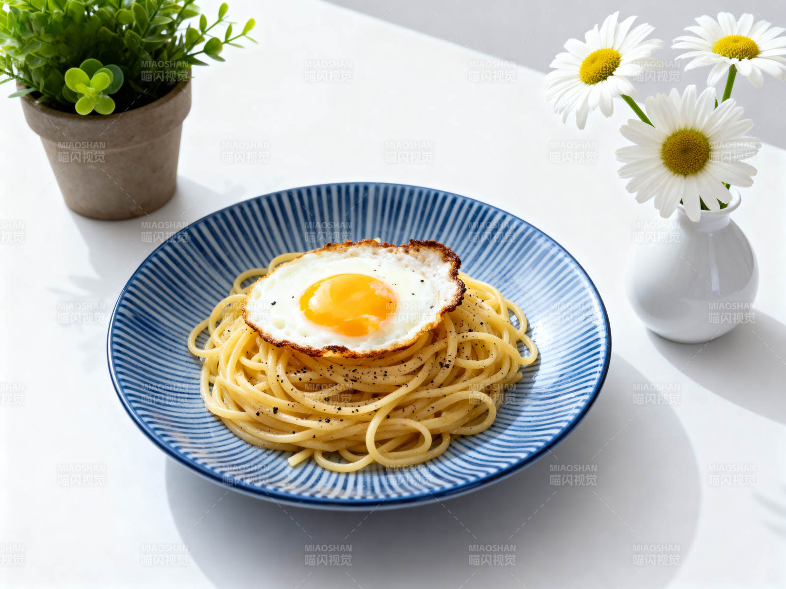 煎蛋意大利面美食特写图片