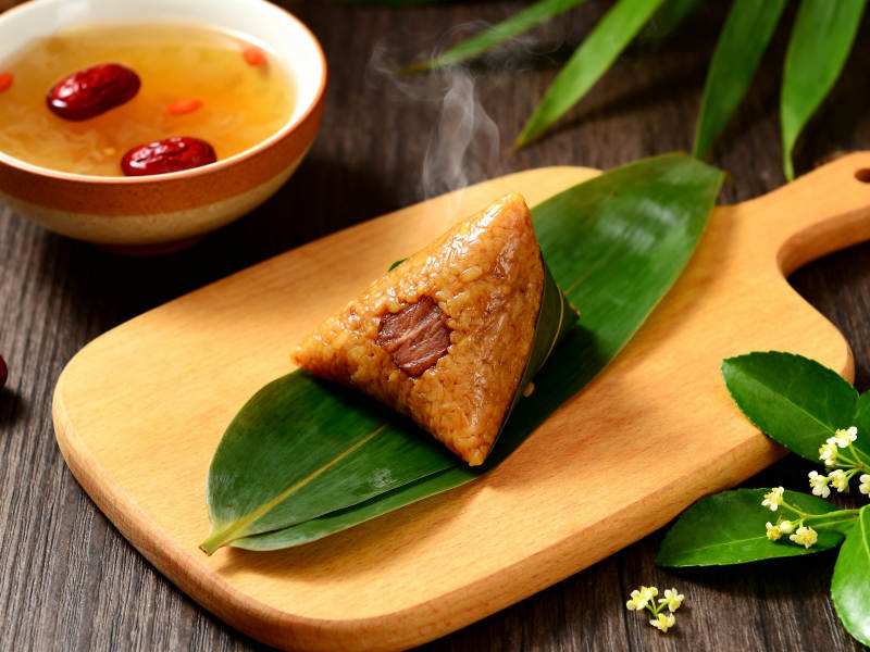 热气腾腾的粽子特写图片