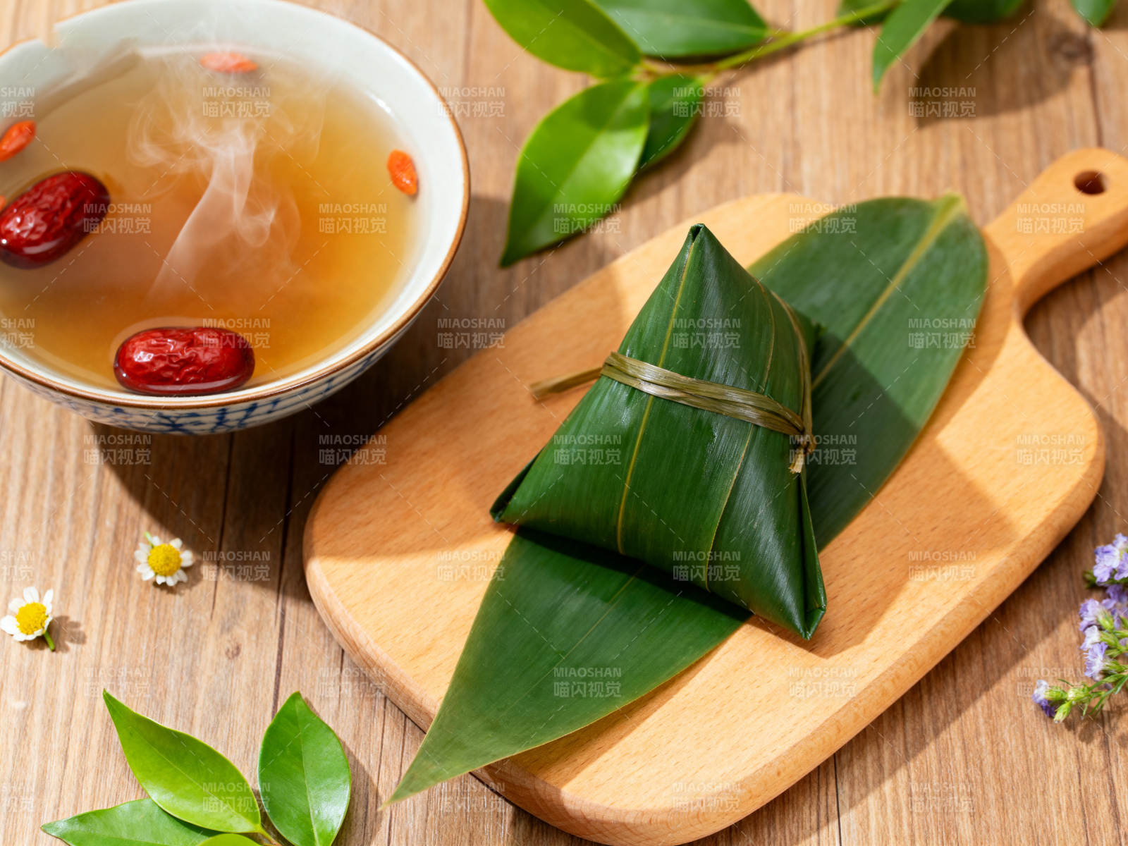 端午节粽子与红枣茶图片