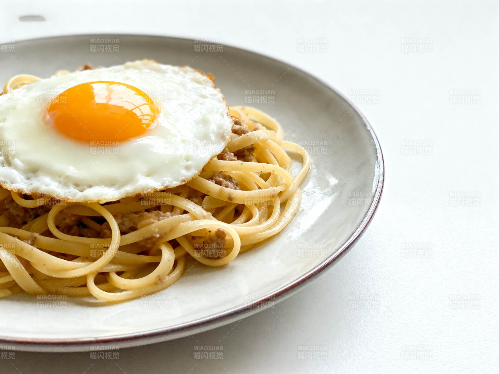 煎蛋肉酱意大利面图片