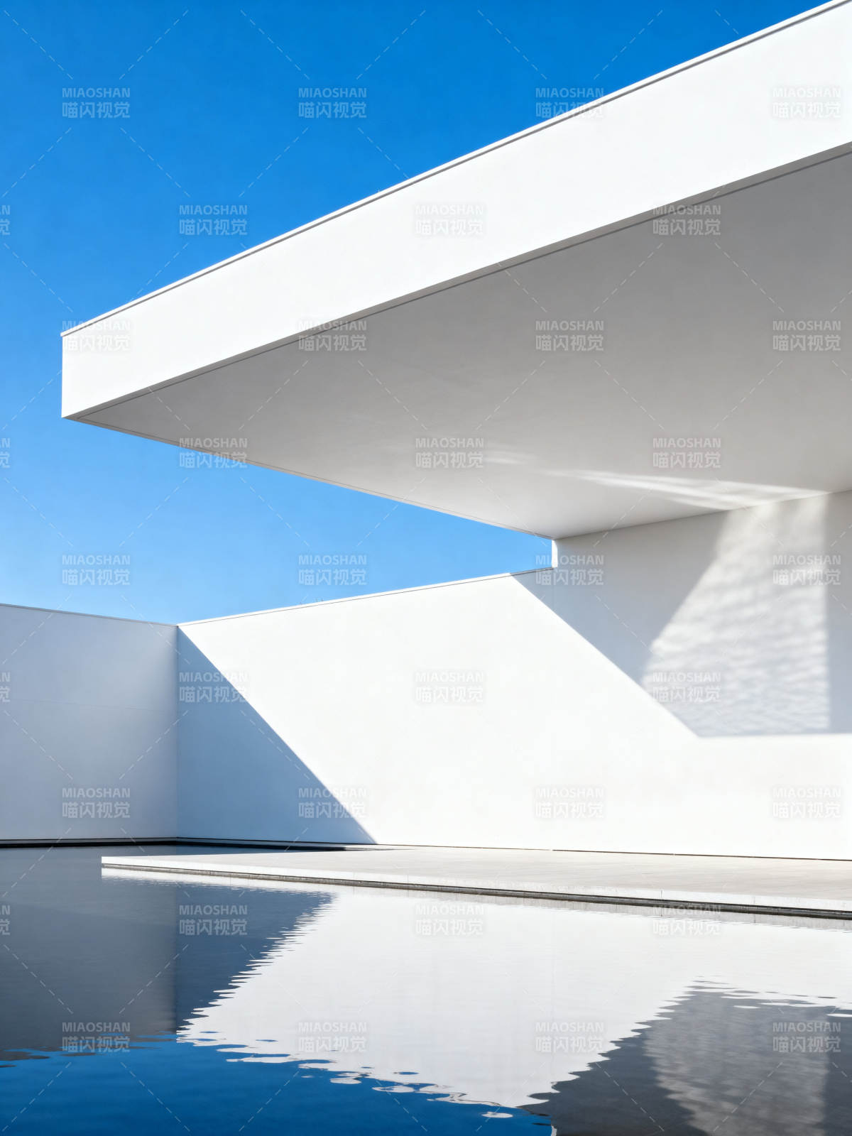 极简白色建筑与蓝天图片