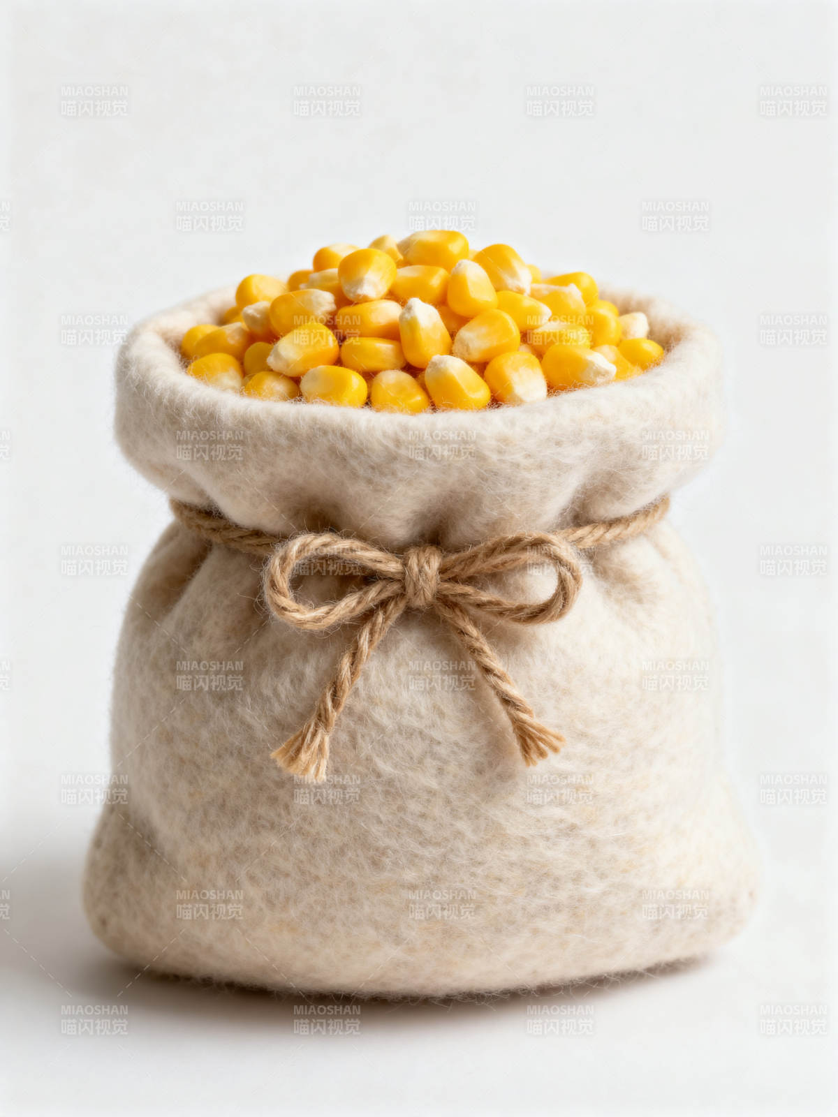 布袋装玉米粒特写图片