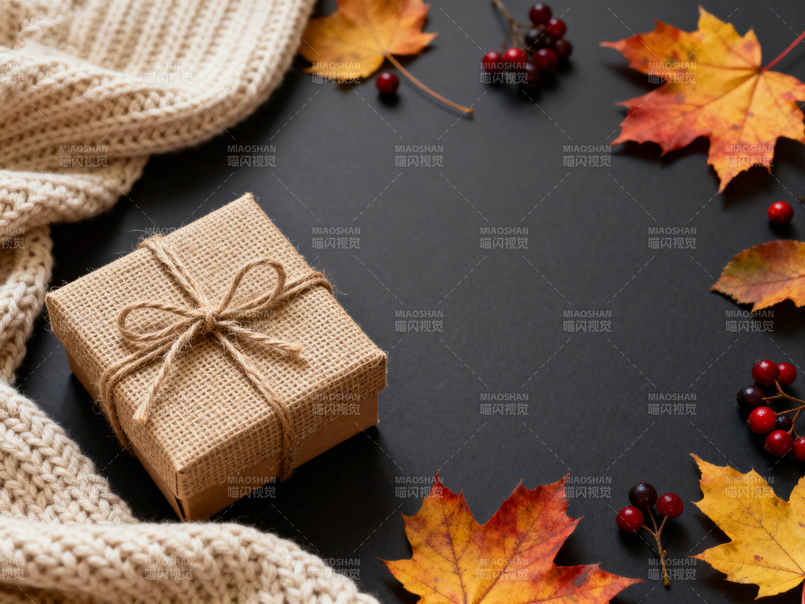 秋季礼物与落叶静物图片