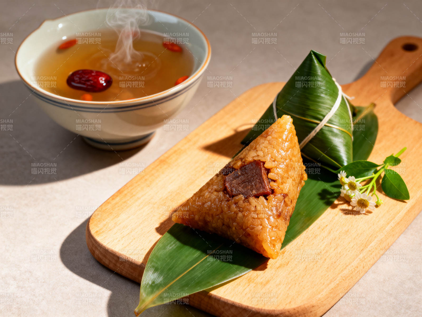 端午节粽子与红枣茶图片