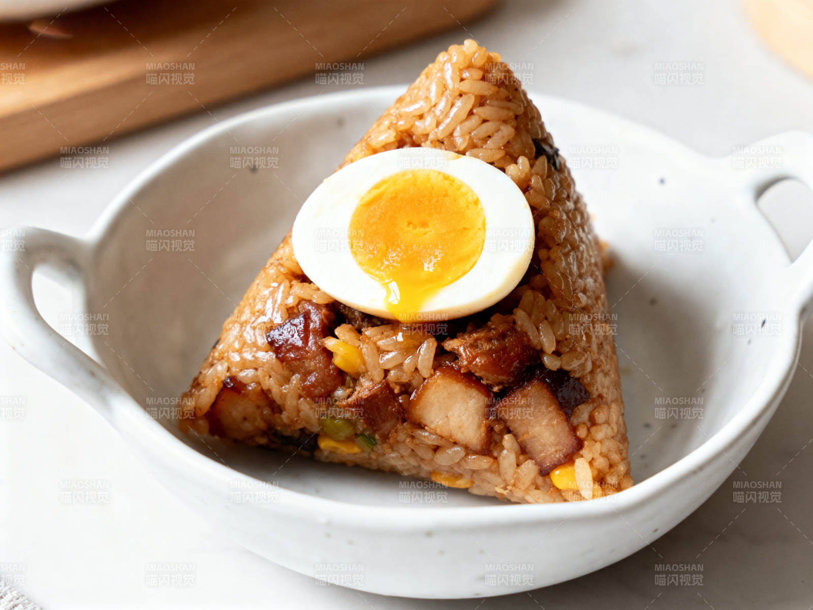 卤肉粽子配流心蛋图片