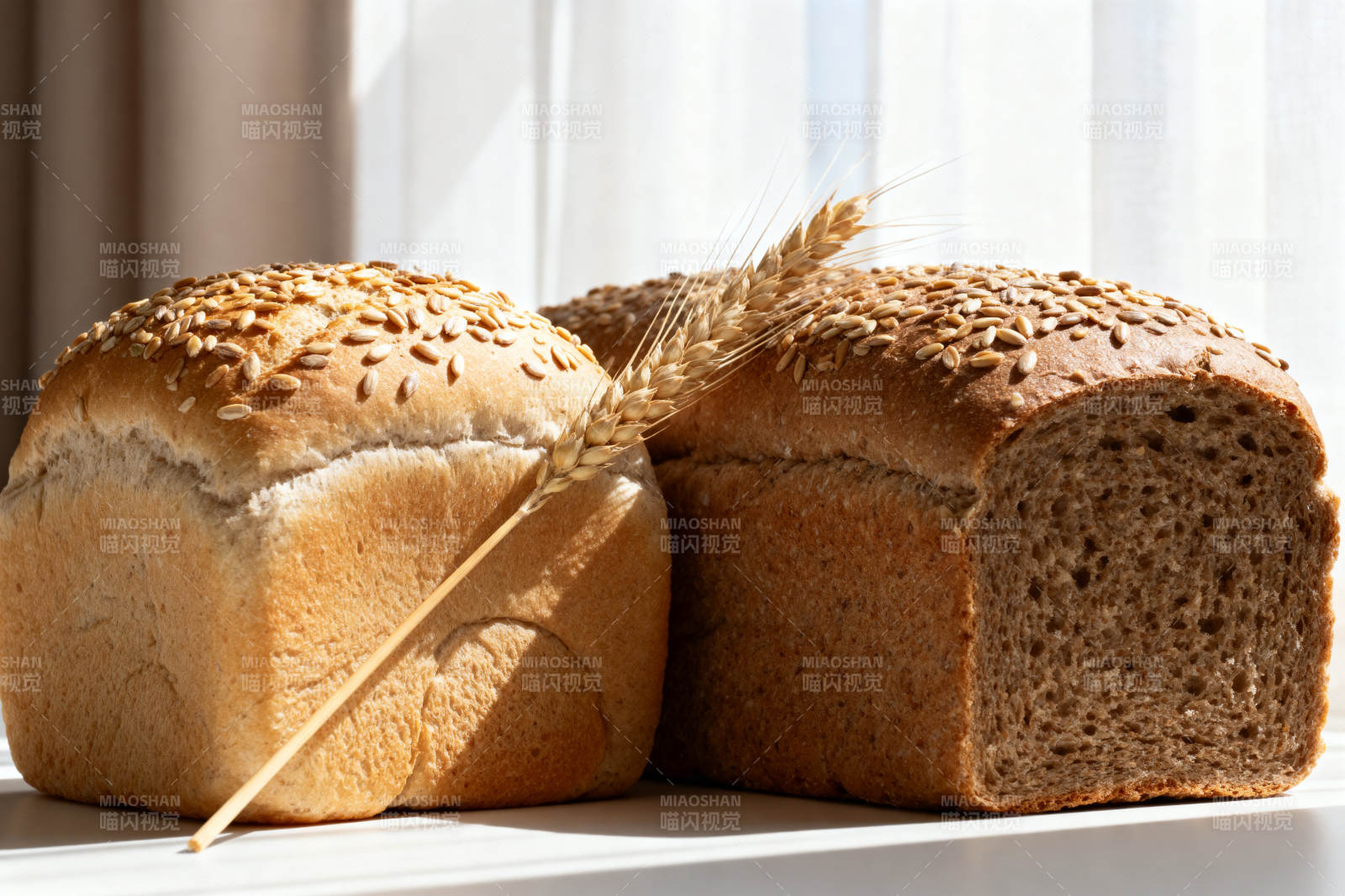 阳光下的面包与麦穗图片