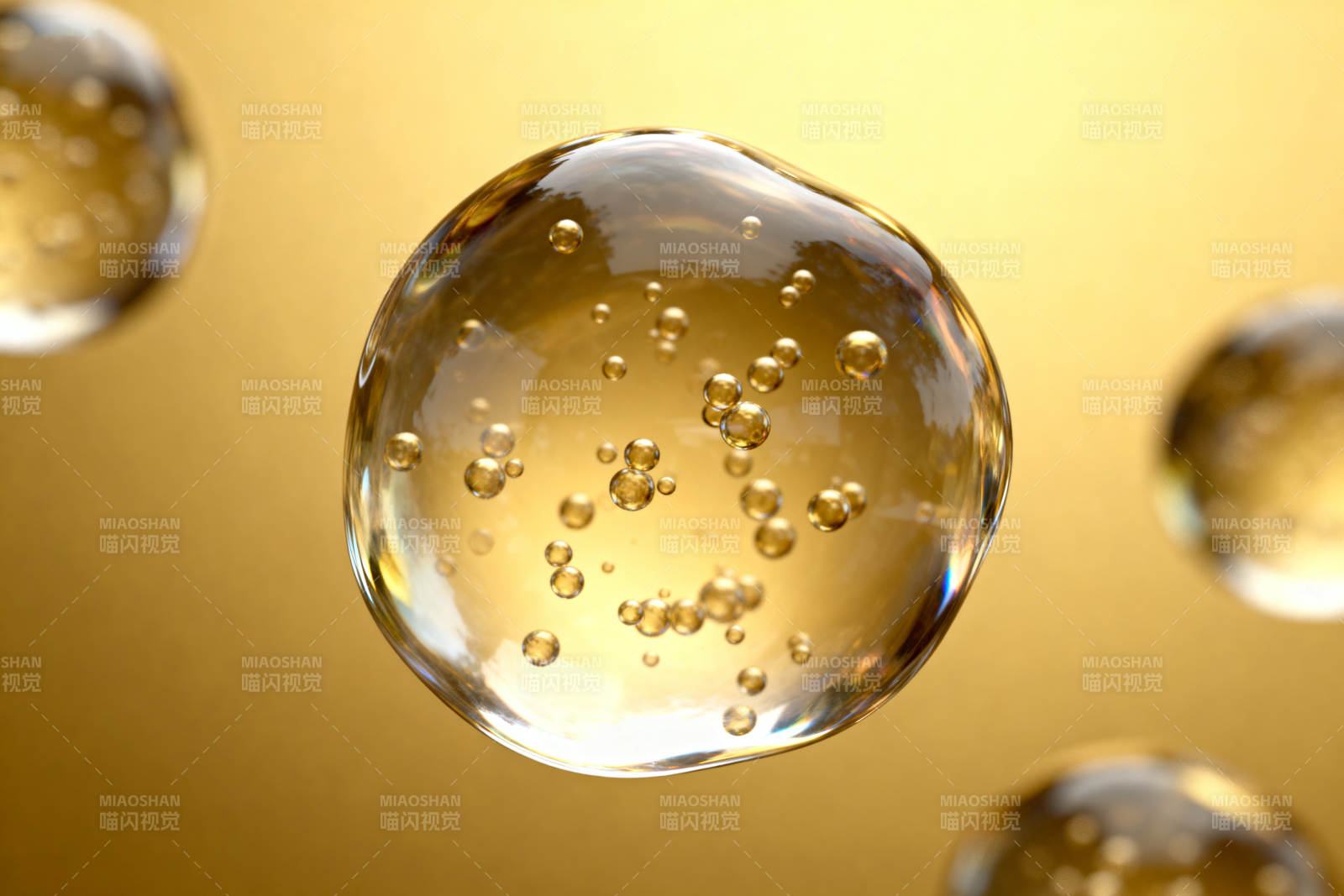 金色背景中的透明水滴图片