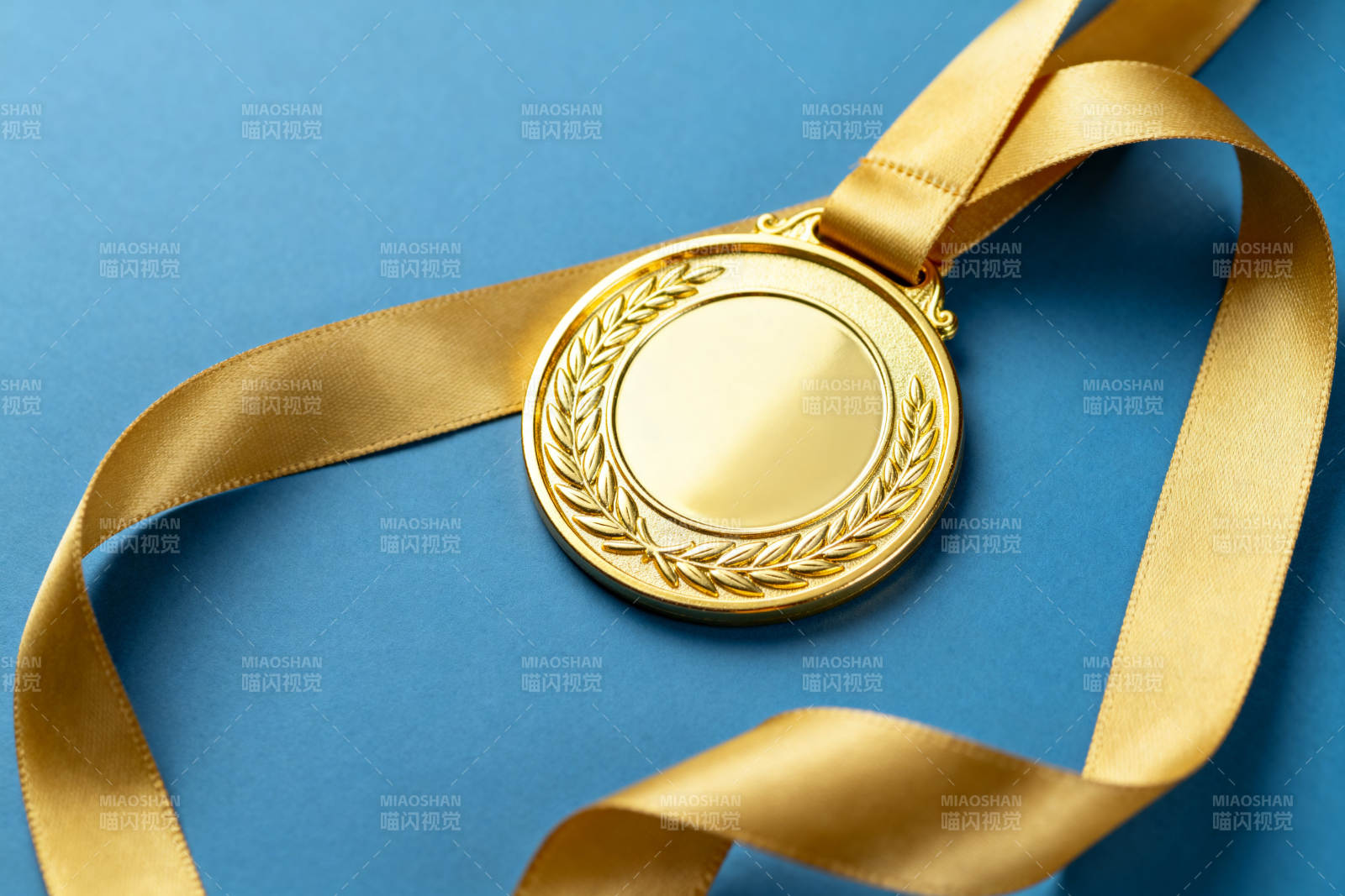 金色奖牌与丝带图片