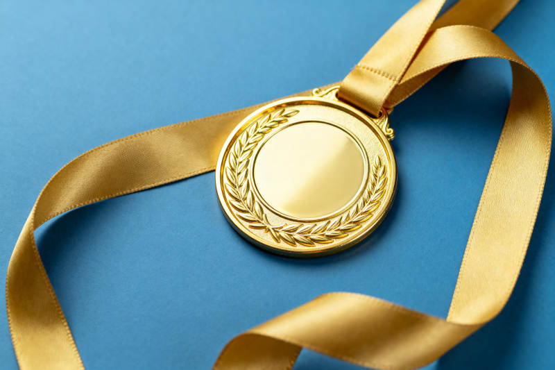 金色奖牌与丝带图片