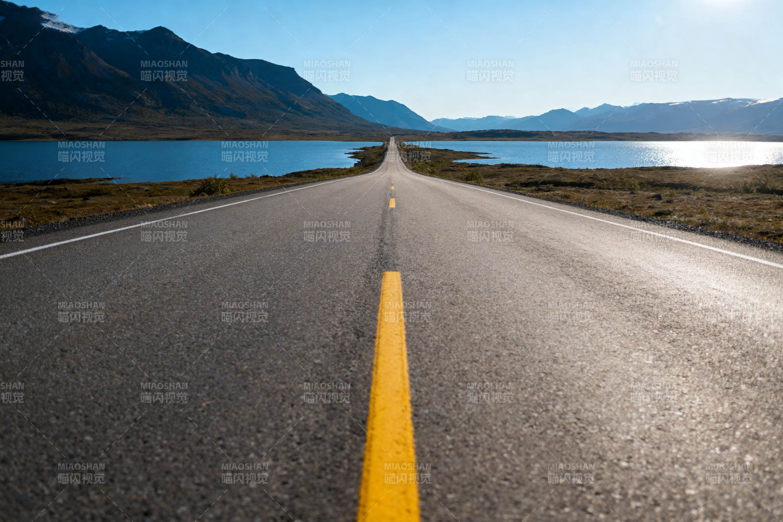 直通远方的公路与湖泊图片