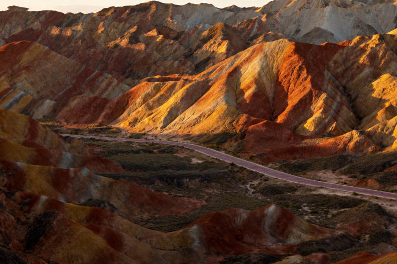 丹霞地貌多彩山峦图片