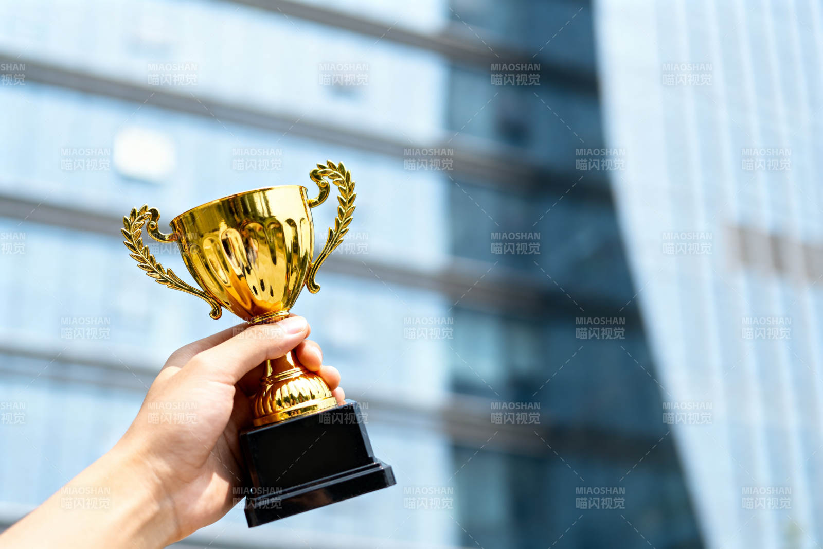 金色奖杯与现代建筑图片