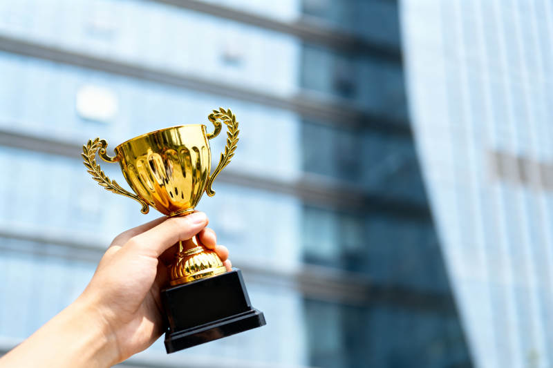 金色奖杯与现代建筑图片