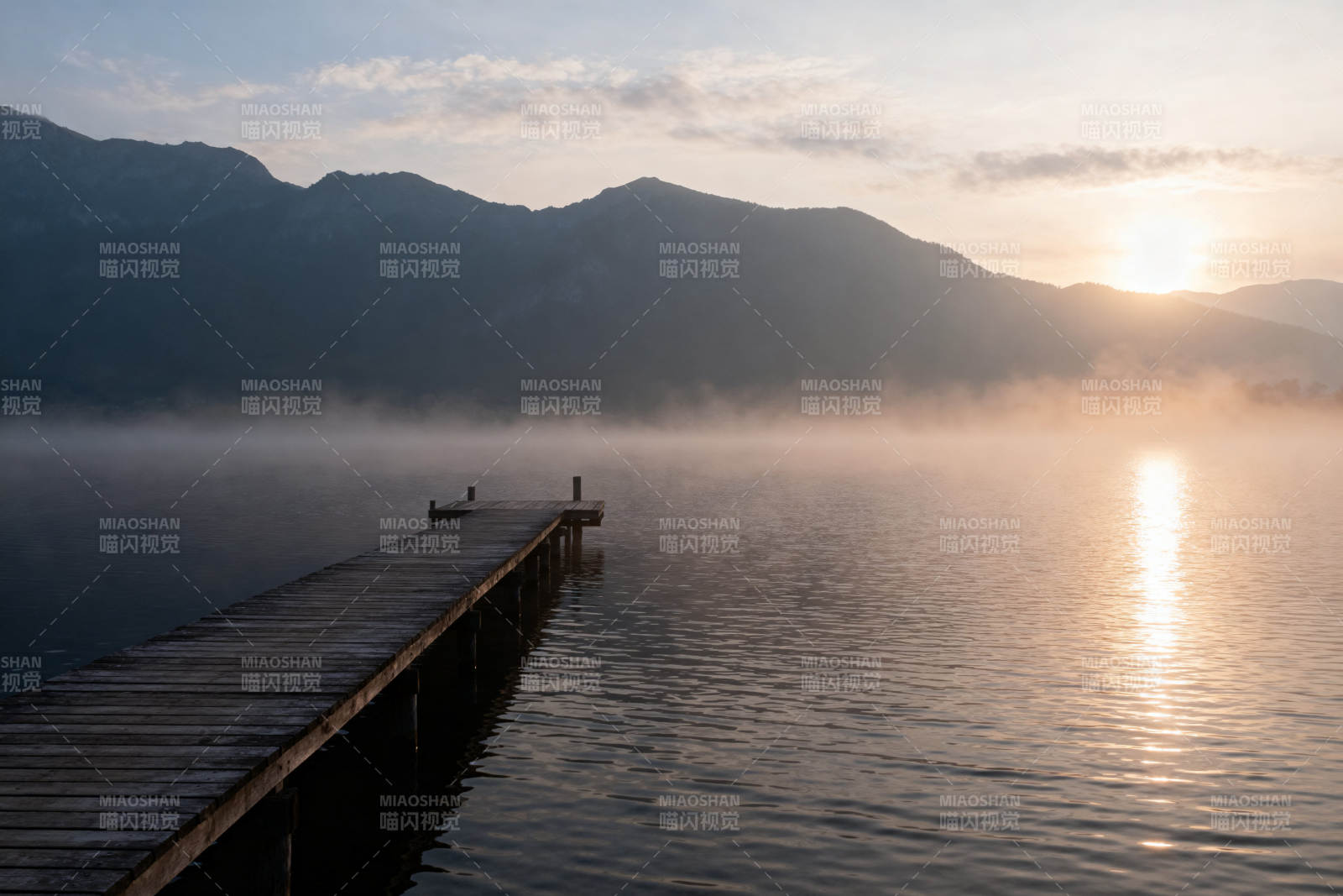 晨雾中的湖畔日出图片