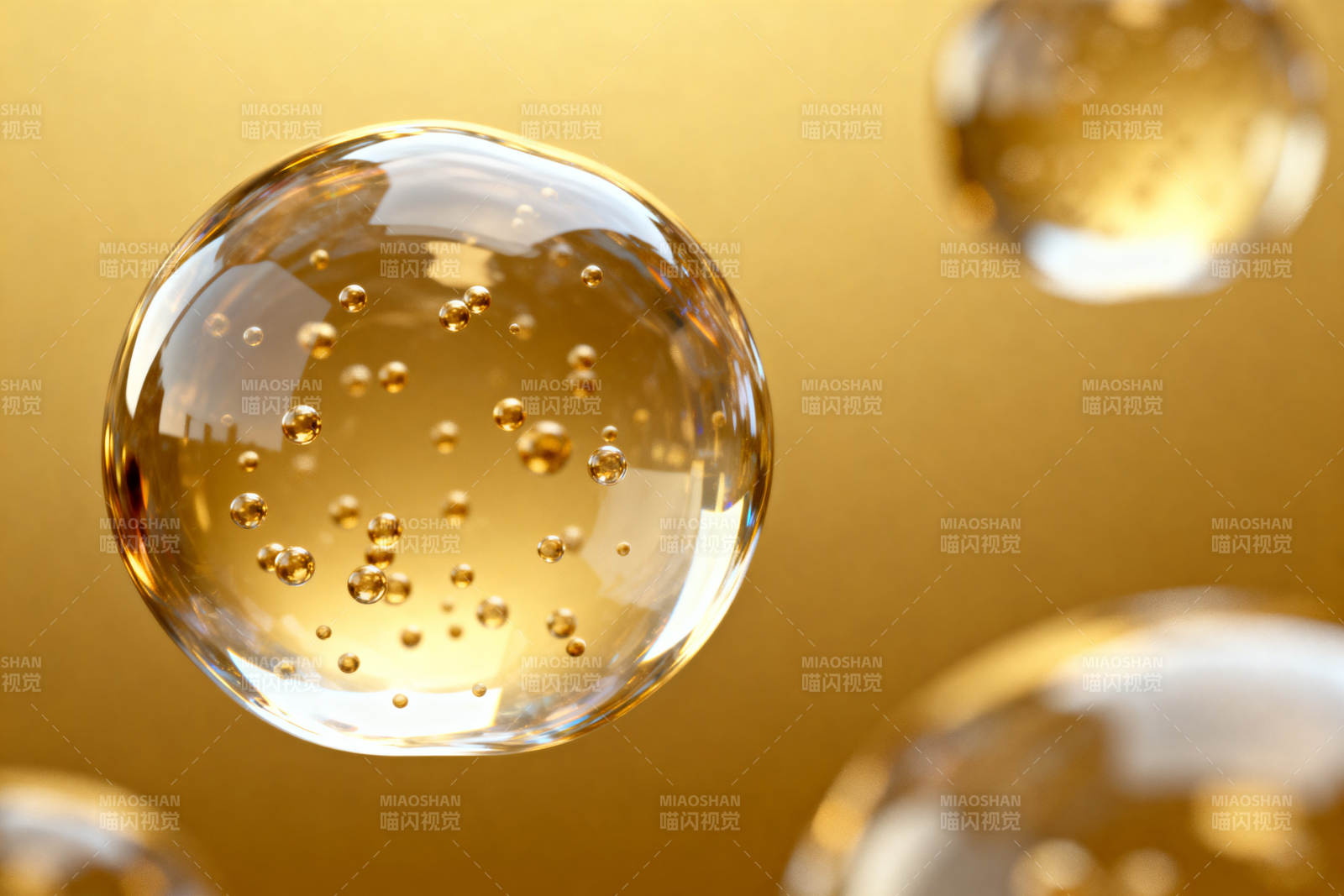 金色背景中的透明气泡图片