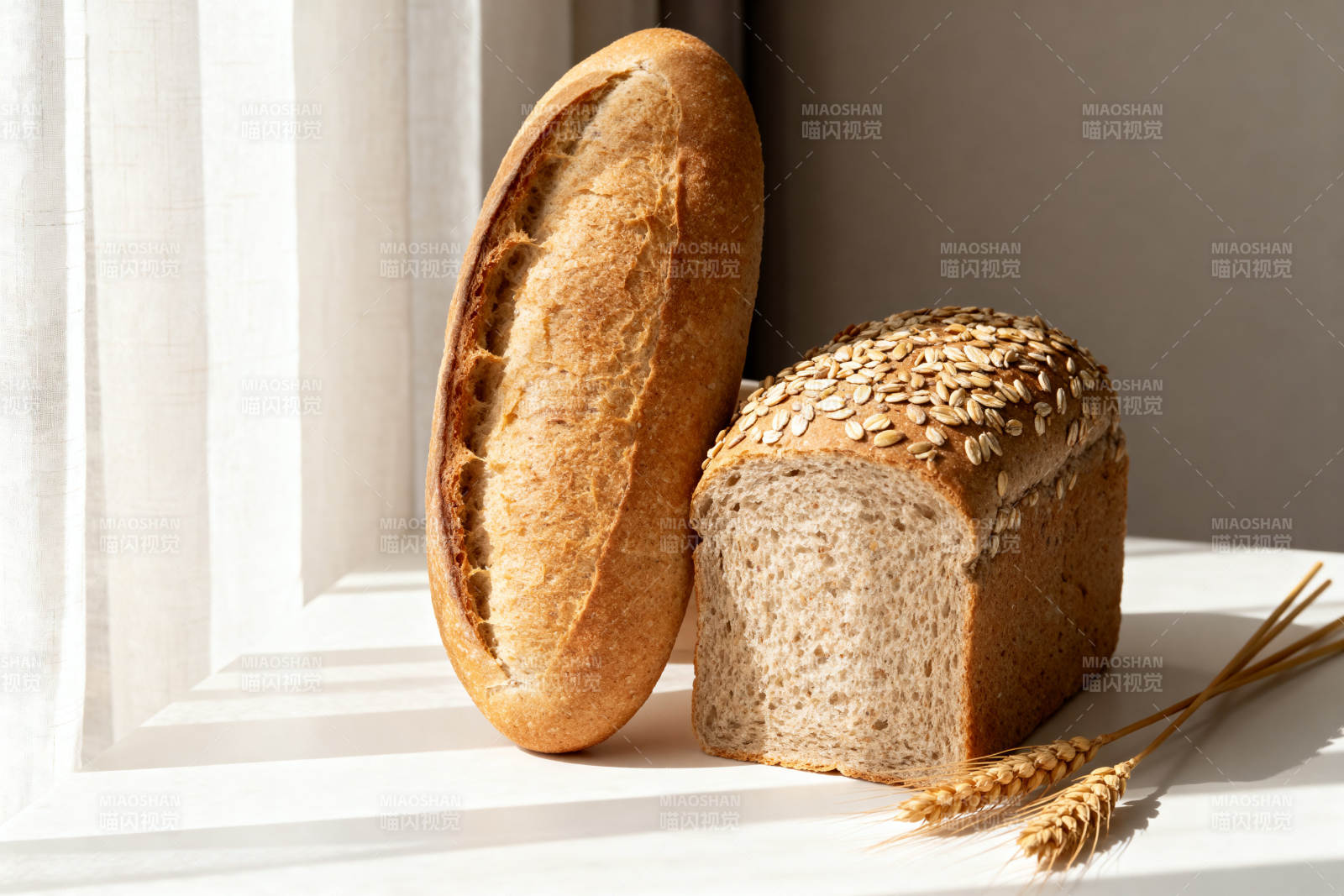 阳光下的面包与麦穗图片