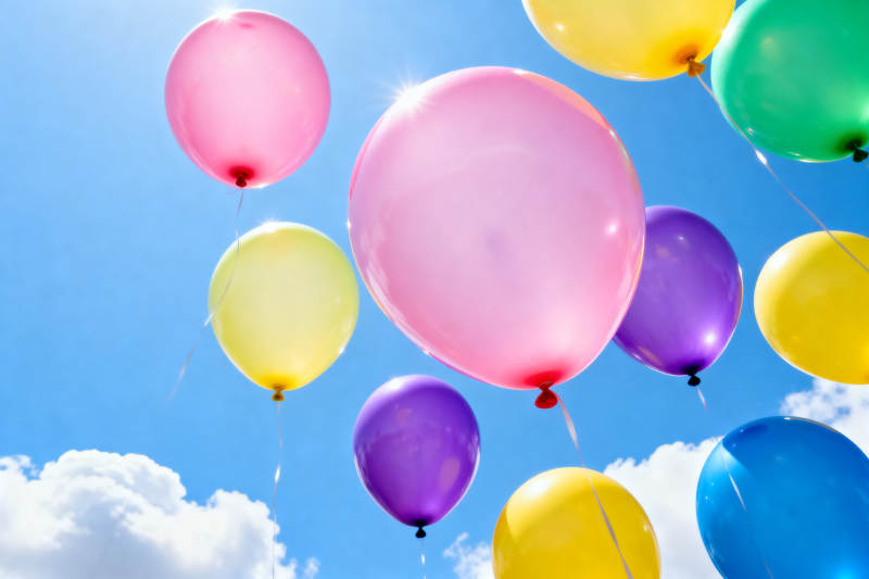 多彩气球飘在蓝天图片