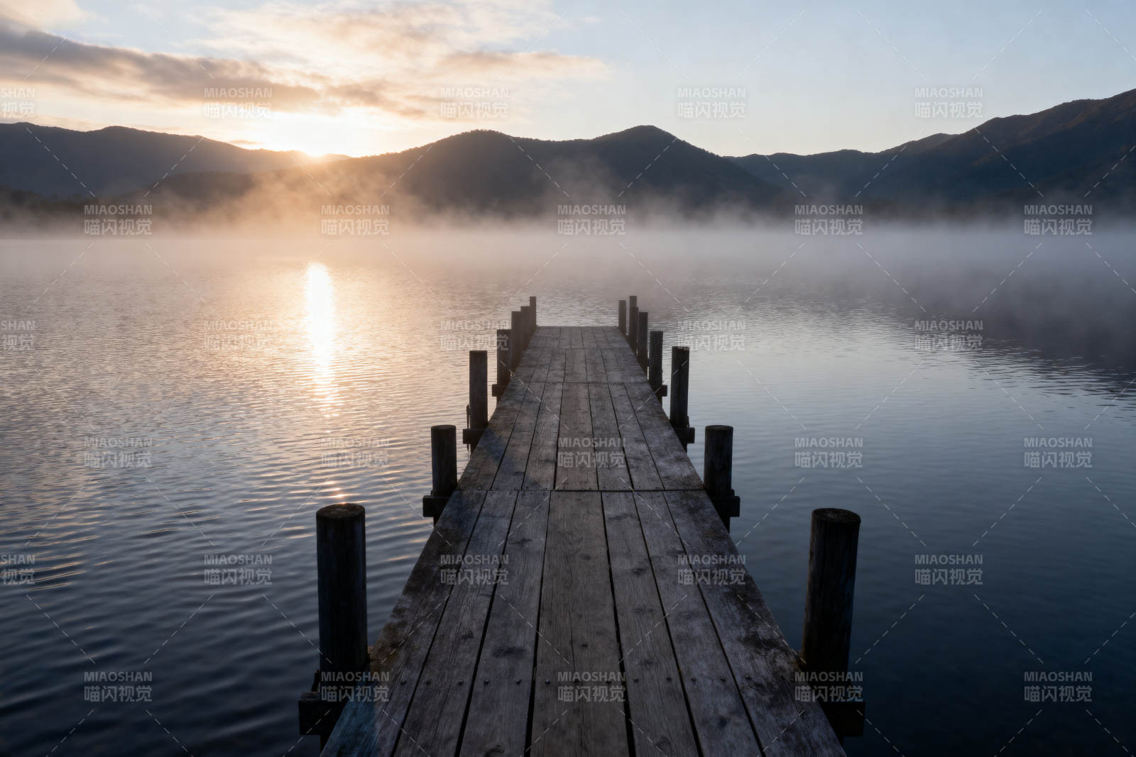 清晨湖面木质栈道图片