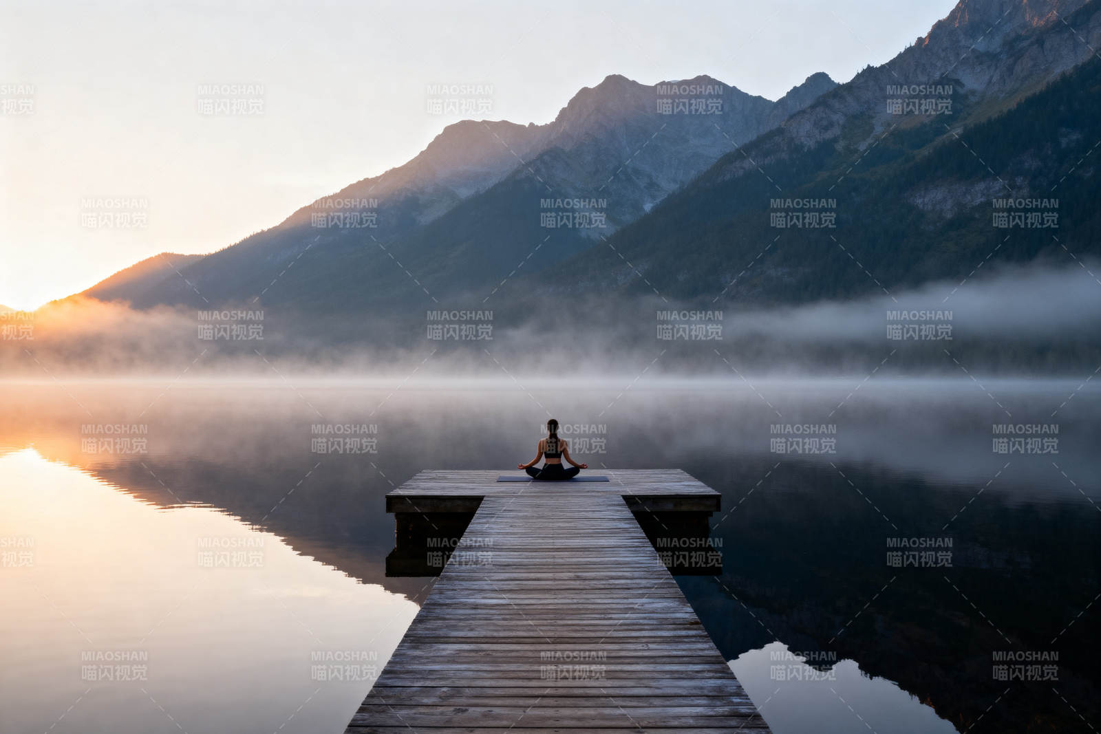 湖畔晨雾中的冥想时刻图片
