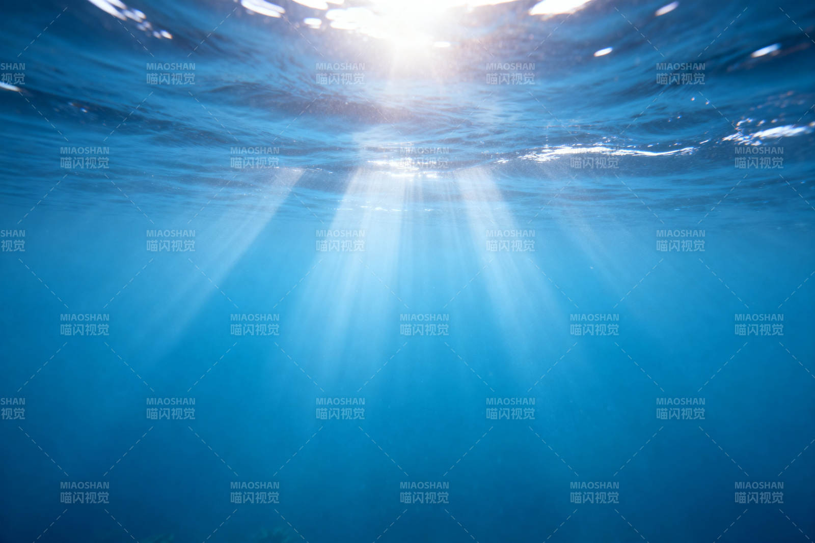 阳光穿透水面的海底景象图片